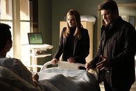 Castle – Als Rick (Nathan Fillion, r.) und Kate (Stana Katic, M.) herausfinden, dass insbesondere das organisierte Verbrechen ein nicht unwesentliches Interesse an Inspekteur Alan Masters (Jonathan Silverman, l.) Ableben zu haben scheint, weil er erneut ein Angebot ausschlagen hat, geraten auch sie selbst in Visier der Gangster ...