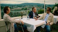 Exit – In einem Restaurant beschließen Adam (Simon J. Berger, l.), Jeppe (Jon Řigarden, M.) und Henrik (Tobias Santelmann, r.) ihre neueste Geschäftsidee mit einem Wochenende voller Exzesse gebührend zu feiern.