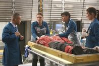 Bones - Die Knochenjägerin – V.l.: Clark (Eugene Byrd), Brennan (Emily Deschanel), Cam (Tamara Taylor) und Angela (Michaela Conlin) untersuchen eine gefrorene Leiche, die im nördlichen Alaska gefunden wurde. Sie erkennen auf den ersten Blick, dass der Mann nicht durch einen Unfall ums Leben gekommen ist.
