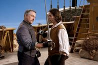 Der Sternwanderer – Wie man das Schwert richtig führt, lernt Tristan (Charlie Cox, r.) bei keinem anderen als dem Piratenkönig Shakespeare (Robert De Niro, l.). Mit seinem Schiff bringt er den Jungen und seine Sternschnuppe zurück nach Wall.