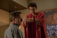 Why Him? – Ned (Bryan Cranston, l.) ist alles andere als begeistert von Laird (James Franco, r.), dem neuen Freund seiner Tochter. Denn der Internet-Milliardär ist nicht das, was er sich als Schwiegersohn wünscht ...