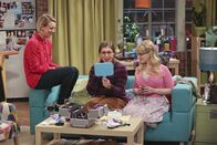 The Big Bang Theory – Für Pennys (Kaley Cuoco, l.) Junggesellinnenabschied haben sich Amy (Mayim Bialik, M.) und Bernadette (Melissa Rauch, r.) das volle Programm ausgedacht: Umstyling, ganz viel Alkohol und angetrunkene Geständnisse ...