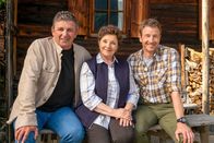 Der Bergdoktor – v.li.: Martin Gruber (Hans Sigl), Lisbeth Gruber (Monika Baumgartner), Hans Gruber (Heiko Ruprecht).