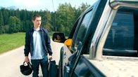 Die Bergretter – Markus (Sebastian Ströbel, r.) bietet Bastian Kessler (Juri Winkler, l.) an, ihn nach Hause zu fahren.