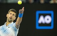 Tennis: Australian Open – Novak Djokovic aus Serbien spielt einen Aufschlag in ihrem Einzelspiel der zweiten Runde gegen Enzo Couacauo aus Frankreich am vierten Tag der Australian Open 2023 im Melbourne Park am 19. Januar 2023 in Melbourne, Australien.