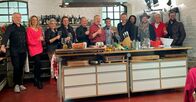Kochen mit Martina und Moritz – Martina Meuth (3.v.l.) und Moritz Neuner-Duttenhofer (2.v.r.) feiern Weihnachten - und werden mit ausgesuchten, prominenten Gästen und Freunden überrascht, die in diesem Falle die beiden Kultköche des WDR Fernsehens mit feinen, kulinarischen Köstlichkeiten verwöhnen wollen. Mit dabei: Henning Krautmacher (l) von der Band "Höhner", Tamina Kallert (2.v.l., "Wunderschön!"), Jens Streifling (4.v.l., "Höhner"), Micki Schläger (5.v.l., "Höhner"), Dietmar Bär (M, "Tatort"), Koch Franz Keller (6.v.r.), und Patrick Lück (5.v.r.,"Höhner"), Edin Čolić (4.v.r. "Höhner"), Heiko Braun (3.v.r. "Höhner"), Freddi Lubitz (r, "Höhner").