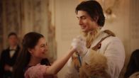 Anastasia: Once Upon a Time – Anastasia (Emily Carey, l.); Zar Nicholas (Brandon Routh, r.)
