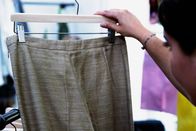 Einstein – Einstein Nachhaltiger Lifestyle: Wie geht das? Eine Hose wird betrachtet.