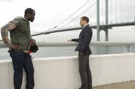 Elementary – (v.l.n.r.) Alfredo Llamosa (Ato Essandoh); Sherlock Holmes (Jonny Lee Miller)