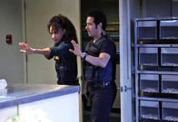 Numb3rs - Die Logik des Verbrechens – Mittels eines Tricks von Charlie und Larry können Don (Rob Morrow, r.) und Nikki (Sophina Brown, l.) Josh stoppen und somit Professor Varma vor dem sicheren Tode bewahren ...