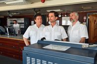 Das Traumschiff – Das Traumschiff nimmt Kurs in Richtung Namibia. Ein unvergessliches Erlebnis auch für Kapitän Max Parger (Florian Silbereisen, M.), Staff-Kapitän Martin Grimm (Daniel Morgenroth, r.) und Schiffsoffizier Oliver Botten (Francis Fulton-Smith, l.).