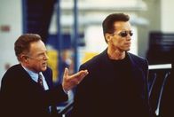 Eraser – Federal Marshal John Kruger (Arnold Schwarzenegger, r.) muss aussagewilligen Verbrecher im Zeugenschutzprogramm des FBI eine neue Identität verpassen. Krugers Ausbilder und persönlicher Freund im Zeugenschutzprogramm, Robert DeGuerin (James Caan, l.) arbeitet allerdings heimlich für die Verschwörer ...