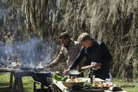 Gordon Ramsay: Kulinarische Abenteuer – Louisiana - Standing L to R: Gordon Ramsay and Chef Eric Cook serve a cajun feast. (Credit: National Geographic/Rush Jagoe)
