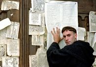 Luther – Luther (Joseph Fiennes) schlägt seine berühmten 95 Reform-Thesen an das Portal der Kirche.