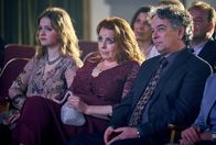 Tatort – Familiäre Bande: Gisela (Nicole Johannhanwahr, Mitte) und Stan Gold waren einmal ein Paar, als der noch Hotte Koslowski hieß. Doch dann war Hotte jahrelang im paraguyanischen Dschungel verschollen. Doch ihre gemeinsame Tochter Lisa (Henriette Heine, links) wuchs nicht ohne Vater auf. Giselas neuem Lebensgefährten Jürgen (Thomas Fehlen) kümmerte sich liebevoll um sie. Bei der Stadtschreiber-Preisverleihung von Stan Gold kommt die Familie ist die Familie jetzt wieder zusammen.