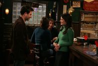 How I Met Your Mother – Als Ted (Josh Radnor, l.) in einer Bar Robin (Cobie Smulders, r.) kennenlernt, ist er hin und weg von ihr ...