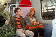 Verliebt in Berlin – Lisa (Alexandra Neldel, r.) freut sich mit Jürgen (Oliver Bokern, l.) auf das Weihnachtsfest und ist gespannt, was in dem Paket ist, das David ihr geschenkt hat. (Dieses Foto von Alexandra Neldel darf nur in Zusammenhang mit der Berichterstattung über die Serie "Verliebt in Berlin" veröffentlicht und verbreitet werden.)