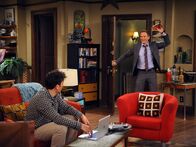 How I Met Your Mother – Während Barney (Neil Patrick Harris, r.) es sich zur Aufgabe macht, etwas Privates über Marshall und Lily herauszufinden, beendet Robin ihre Beziehung zu Kevin, was Ted (Josh Radnor, l.) dazu bringt, ihr seine wahren Gefühle zu gestehen ...