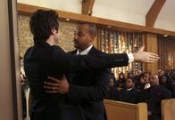 Scrubs - Die Anfänger – J.D.s Vorstellung: Turk (Donald Faison, r.) nimmt Abschied von J.D. (Zach Braff, l.) ...