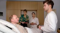In aller Freundschaft – Kris Haas (Jascha Rust, re.) hat praktische Prüfung und ausgerechnet der schwierigste Patient, der in der ganzen Klinik zu finden ist, Ole Beck (Christian Hockenbrink, li.), ist einer seiner Prüfungspatienten. Ole Beck provoziert und wirft mit Unverschämtheiten nur so um sich. Kris fürchtet seinetwegen, die Prüfung nicht zu bestehen. Auch die Prüferin Frau Küfelen (Jana Bauke, hi. li.) und Oberschwester Arzu (Arzu Bazman, hi. re.) sind sprachlos, ob dieser Dreistigkeit. Sie sind gespannt, wie Kris die Situation meistert.