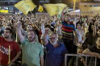 Libanon - Ein Land als Geisel – Anhänger der Hisbollah während der Rede von Scheich Hassan Nasrallah