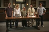 It's Always Sunny in Philadelphia – Mac (Rob McElhenney, l.), Dee (Kaitlin Olson, 2.v.l.), Charlie (Charlie Day, 2.v.r.) und Dennis (Glenn Howerton, r.) sind alle Teil einer rührseligen Geschichte, die Frank (Danny DeVito, M.) dem Richter auftischt ...