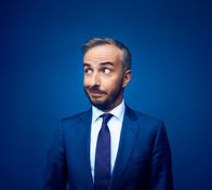 ZDF Magazin Royale – Jan Böhmermann im blauen Anzug vor blauem Hintergrund.