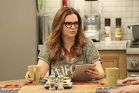 Two and a Half Men – Jenny (Amber Tamblyn) spart nicht mit sarkastischen Kommentaren, als Walden ihr von seinem völlig veränderten Sexleben berichtet ...