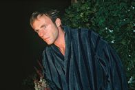 SK Kölsch – Falk (Dirk Martens) flüchtet sich vor Amelie aus dem Zimmer und steht vor dem Fenster.