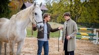 Sturm der Liebe – Philipp (Robin Schick, r. mit Martin Walde, l.) übernimmt widerwillig die Verantwortung für Apollos Überleben.