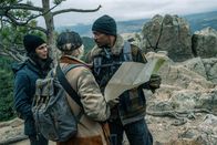 Elevation – L - R: Morena Baccarin als Nina, Anthony Mackie als Will