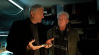 Tatort – Von links: Franz Leitmayr (Udo Wachtveitl) hält zwei Goldbarren und schaut Ivo Batic (Miroslav Nemec) an.