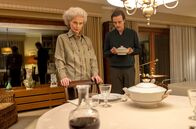 Tatort – Elenor (Corinna Kirchhoff) demütigt ihren Sohn Robert (August Diehl) bei jeder Gelegenheit.