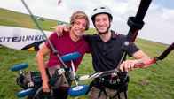 Checker Tobi – ARD/BR CHECKER TOBI, "Der Wind-Check" Uhr im ERSTEN. Checker Tobi (links) mit Kite-Landboarder Yannick. Weiteres Bildmaterial finden Sie unter www.br-foto.de
