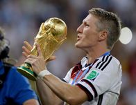 Unsere Fußballhelden – Bastian Schweinsteiger jubelt mit der WM-Trophäe. Deutschland wird im Juli 2014 Fußballweltmeister.