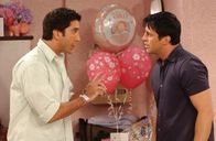 Friends – Da Ross (David Schwimmer, l.) überzeugt ist, dass Joey (Matt LeBlanc, r.) Rachel einen Heiratsantrag gemacht hat, stellt er ihn wütend zur Rede. Doch dieser beteuert seine Unschuld ..._Titel: Friends