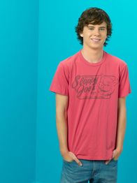 The Middle – (1. Staffel) - Bereitet seiner Mutter immer mal wieder Sorgen: Axl (Charlie McDermott), benannt nach Guns'n'Roses-Sänger Axl Rose, befindet sich in einer rebellischen Phase ...