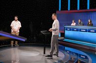 Gefragt - Gejagt – Moderator Alexander Bommes (M.) mit den Kandidat:innen: Tanja Wellstein (3.v.r.), Sven Maurer (2.v.r.), Johanna Bauer (r.), Darius Adu Bright (l.).