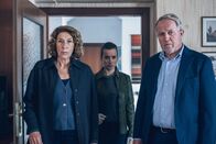 Tatort – Werden zu einem glasklaren Fall gerufen, bis sich das Blatt wendet, l-r: Bibi Fellner (Adele Neuhauser), Meret Schande (Christina Scherrer), Moritz Eisner (Harald Krassnitzer).