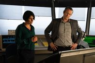 Mayday - Alarm im Cockpit – REENACTMENT - The Second Investigator (played by Wes Berger) interrogates the air controller (played by Julie Pinto) to gain insight as to what might have caused Propair Flight 420 to crash. (Cineflix 2020/Ramona Diaconescu)
