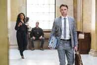 All Rise - Die Richterin – Lola Carmichael (Simone Missick, l.); Mark Callan (Wilson Bethel, r.)