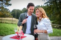 Sturm der Liebe – Alexandra (Daniela Kiefer, r. mit Milan Marcus, l.) schafft es noch nicht, in der Öffentlichkeit ihre Narbe zu zeigen.