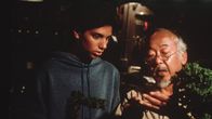Karate Kid – Daniel La Russo (Ralph Macchio, l.) hat tagtäglich mit der brutalen Schikane seiner Mitschüler zu kämpfen. Um sich endlich dagegen wehren zu können, zeigt ihm Mr. Miyagi (Pat Morita, r.) als Lehrer und Freund die Urform des Karate.