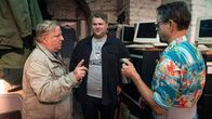 Tatort – Mirko Schrader (Björn Meyer, m.) bringt Frank Thiel (Axel Prahl, l.) und Prof. Boerne (Jan Josef Liefers, r.) Kaffee-To-Go zum Frühstück.