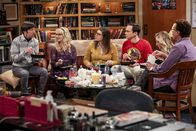 The Big Bang Theory – (v.li.): Simon Helberg (Howard Wolowitz); Melissa Rauch (Bernadette Rostenkowski-Wolowitz); Mayim Bialik (Amy Farrah Fowler); Jim Parsons (Sheldon Cooper); Kaley Cuoco (Penny); Johnny Galecki (Leonard Hofstadter)