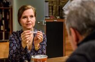 Sturm der Liebe – Mellis (Bojana Golenac, l.) Glückskeks enthält eine viel verheißende Botschaft.