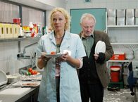 Die Diebin und der General – Aushilfspflegerin Jessie (Katja Riemann) ist die einzige, die den "General" (Jürgen Hentsch) beruhigen kann, wenn er mit Geschirr um sich wirft.