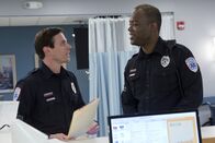 Sirens – Johnny (Michael Mosley, l.) freundet sich mit einem überschwänglich dankbaren Patienten an und wird dabei etwas anhänglich. Hank (Kevin Daniels, r.) fühlt sich von seinem besten Freund etwas vernachlässigt ...