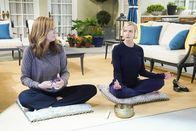 Mom – Bonnie (Allison Janney, l.); Jill (Jaime Pressly, r.)