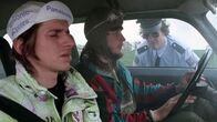 Simply the Worst – Günther (Johannes Kürschner, mi.) und Hindrich (Franz Müller, li) werden von einem Polizisten (Olaf Schubert) angehalten.